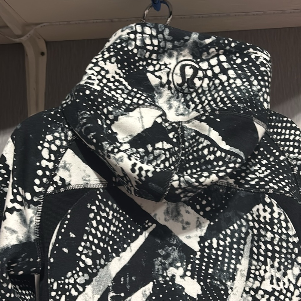 lululemon athletica Black and White Scuba Jacket - Picture 6 of 6